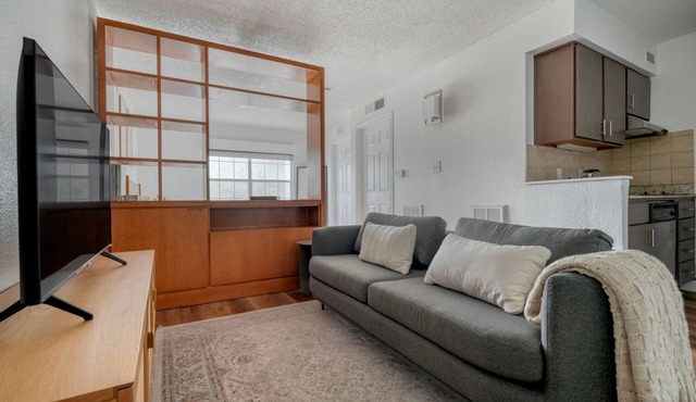 Charming Gateway Studio w/Gym, Pool, nr Stadium, by Blueground in Austin