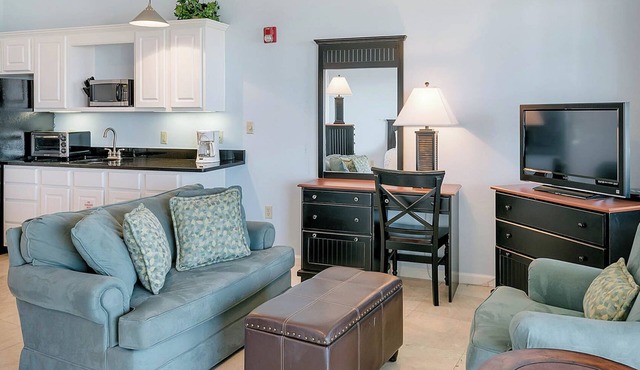 Charming Studio for 2 - Pool Views - Next Door to Alys!