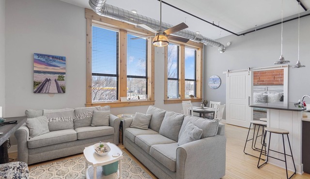 Chic Downtown Loft with pool, hot tub, gym, theatre, king bed, walk to town in South Haven