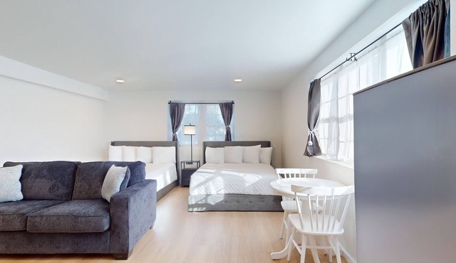 Comfortable Coastal Retreat with Two Queen Beds & Sleeper Sofa - Suite Room in Cape May