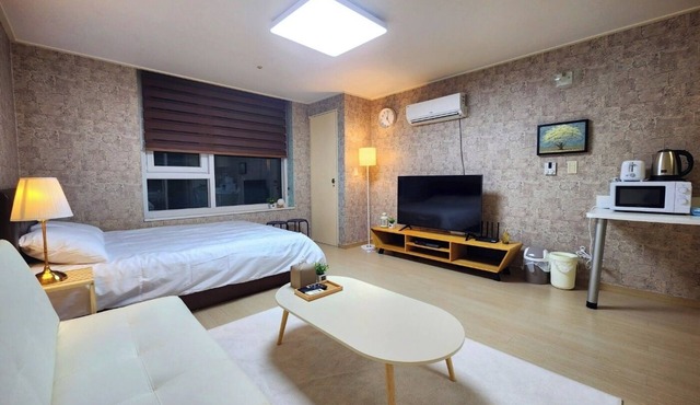 "Comfortable Stay Near Gangnam Station- Great Location&Easy Access!"