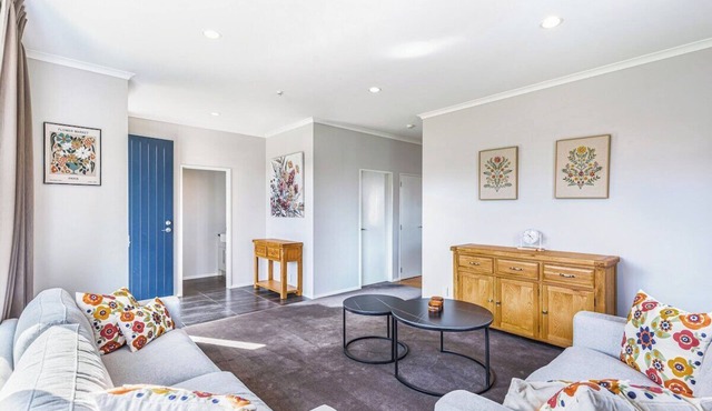 Comfy 4BR Home w/Mt. Wellington View Zodiak Stays