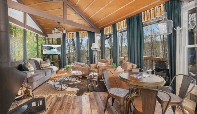 Cool Tree House with Hot tub & FREE EV charging in Beech Mountain