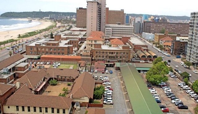Cosy accommodation ,2 minute from the South Beach Durban .Suitable for families.