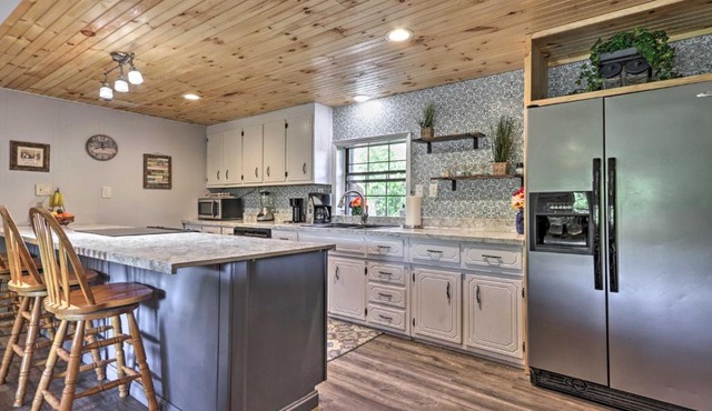 Cozy Chic Escape with Deck 4 Miles to Pigeon Forge! in Sevierville