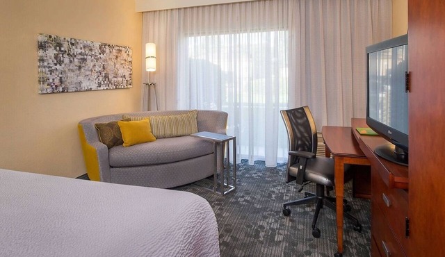 Cozy Escape Near Charlotte Motor Speedway| Seasonal Pool Access & Pet-Friendly