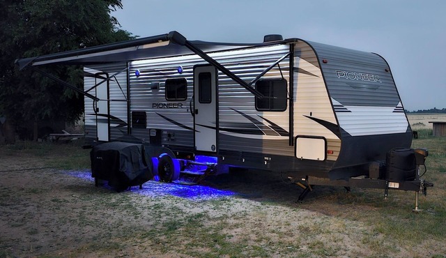 Cozy RV in the quiet countryside outside of Peyton with AC, WiFi