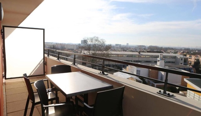 Cozy Studio with Modern Kitchenette w/Convenient Access to Tramway T7