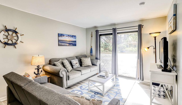 Cozy Third Floor Condo villa with Fast WiFi & Balcony plus Shared Pool, Hot Tub, Tennis