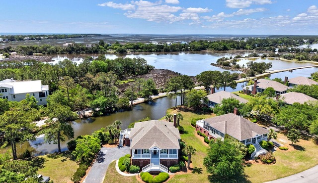 DeBordieu getaway with screened porches, deck & community pool