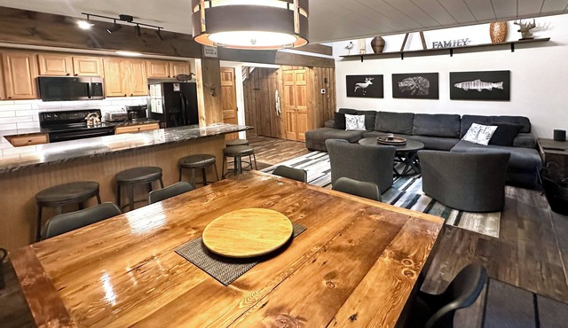Designer Home 3-Min Walk to Exclusive Lake Club 2-Min Drive to Ski Lifts