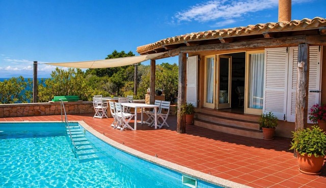 Detached 4 bed villa, private pool, sea views and bbq area