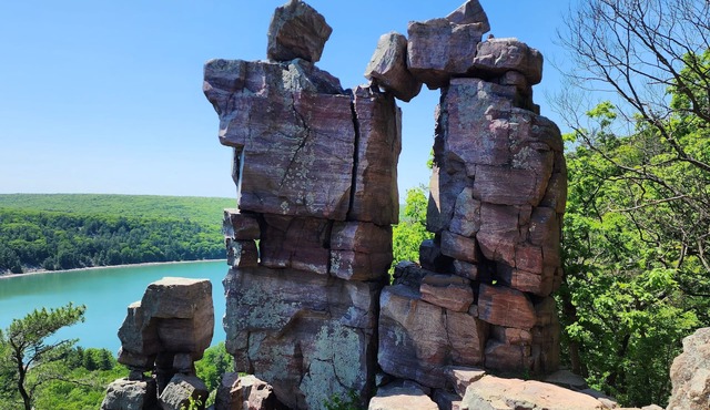 Devil’s Lake 5BR Log Cabin w/Fireplace - Near Wisconsin Dells in Baraboo