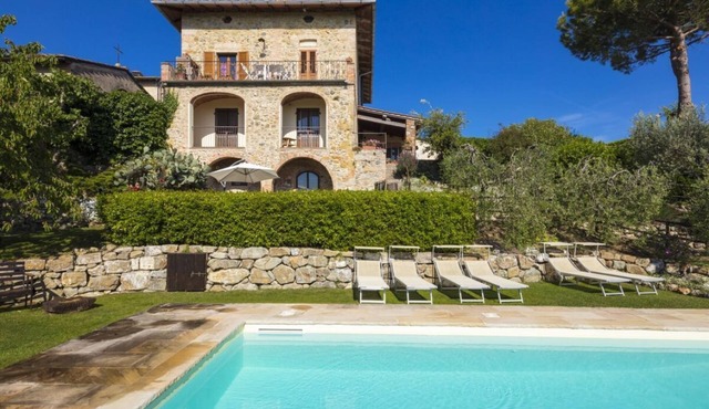 Double bedroom loggia overlooking the pool