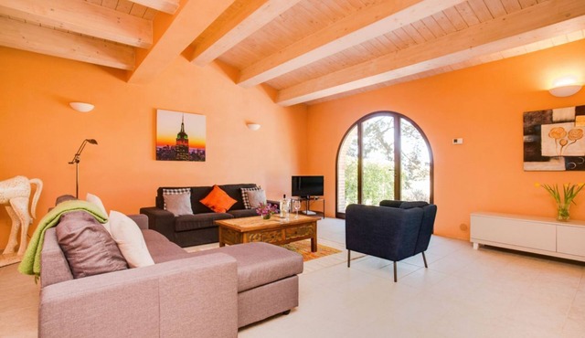Elegant and spacious two-storey villa of 156 m2 consisting of a large living room, kitchen complete with dishwasher, microwave oven, electric oven, coffee machine, kettle, fridge and freezer, internal and external dining area, a master double bedroom wit