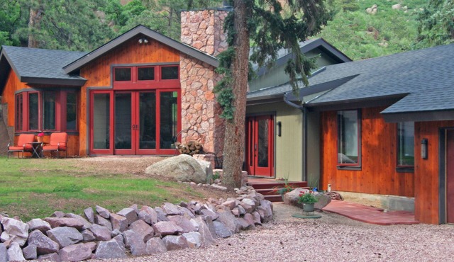 Elite Mountain retreat, hot tub, 2 fireplaces, Hiking trails, trout fishing, AC