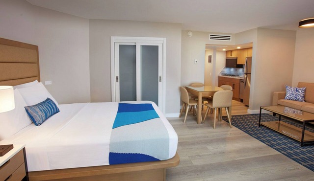 Enjoy a Peaceful Stay with Great Amenities! Outdoor Pools, Beach, Free Parking!