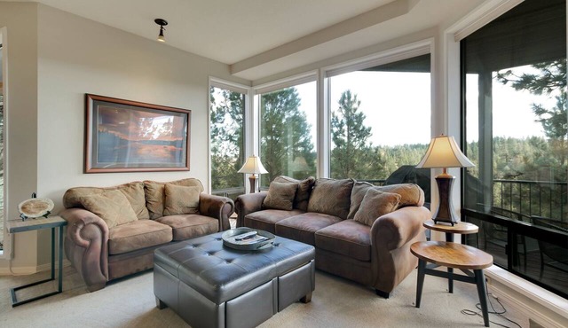 Enjoy Deschutes River Views from Beautiful 1-Bedroom Mt. Bachelor Village Condo!