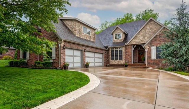 Entire 4 Bedroom Home - WiFi, Jetted Tub, Fireplace, Garage & EV Charger in Springfield