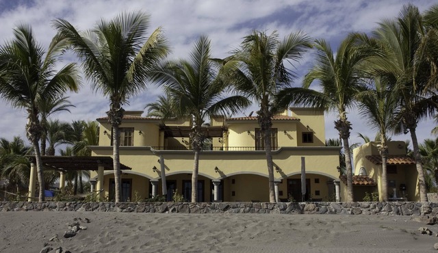 Escape To An Ocean Front Five Star Paradise : A 10 minute walk into Loreto in Loreto