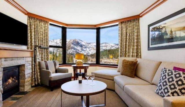 Everline Resort & Spa Fireplace Suite Valley View in Olympic Valley