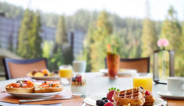 Everline Resort & Spa Deluxe King Room Valley View in Olympic Valley