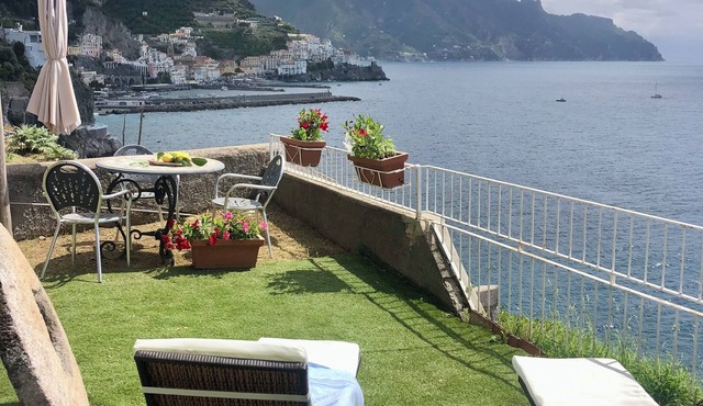 Exclusive abode overlooking the sea just minutes from the center of Amalfi. in Amalfi