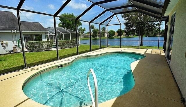 Executive Villa With Pool And Lakeside Position Within Exclusive Gated Community
