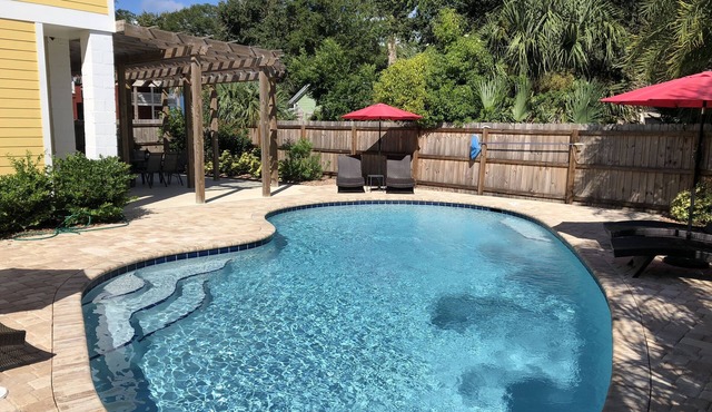 F4, Downtown, POOL, 2 king beds, 2 full bathrooms, free onsite parking! in St Augustine