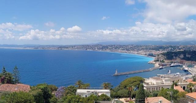 fantastic view ! private bedroom in a family apartment, private bathroom, shared kitchen and living spaces in Nice