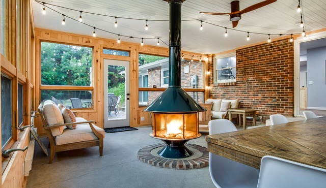 Fire Pit! Patio! Game Room! Hot Tub! Sun Room! Minutes to Baraboo & Dells in Baraboo