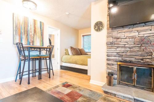 First floor studio Resort access Portable AC in Beech Mountain