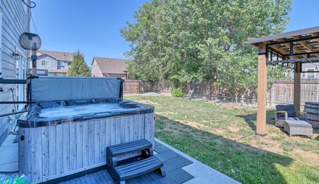 FlightDeck HotTub Fireplace NearAirport FamilyHome