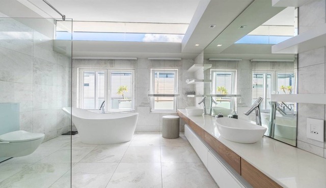 Freehold, modern executive home close to Cavendish Square