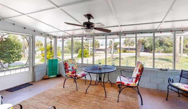 Friendly Home with High-Speed WiFi, Central AC, Firepit, and Outdoor Shower