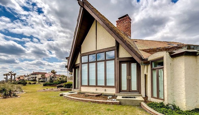 Gorgeous Beachfront Villa with Impressive Views in Georgetown, South Carolina