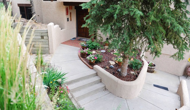 Hidden Gem: Heated Pool, Gorgeous Mountain Views, 2.4 Acres inside City, A/C, EV