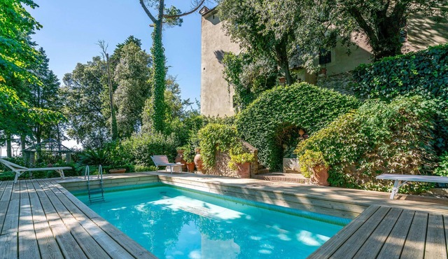 Historic vacation home in a hilly location in the characteristic historic village of Larciano Castel in Larciano Castello PT