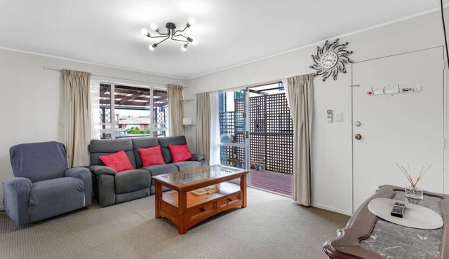 Homespun Unit with deck, air-con and parking in Auckland West
