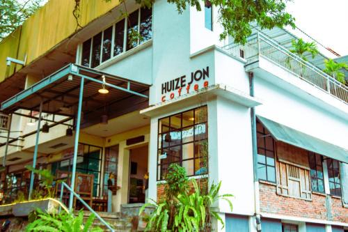 Huize Jon Hostel in Malang