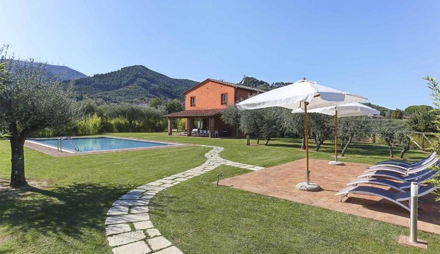 Il Grappolo by Salogi Villas in Capannori