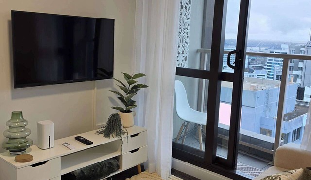 Immaculate 2BDR Central City Chic Apartment