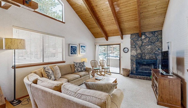 Inviting condo with private sauna & wonderful shared amenities