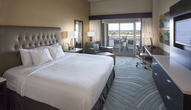 King Lakeview with Balcony at Lakeway Resort & Spa, Pool! in Austin