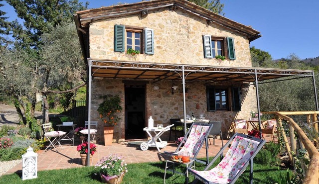 L'Oliveta: typical Tuscan farmhouse with a view of Lucca. Private garden and parking lot in Lucca