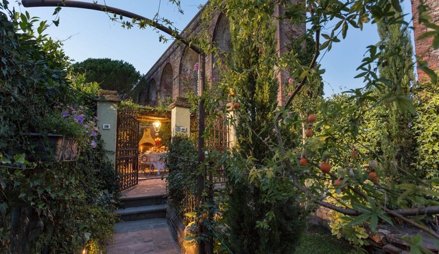 LA DIMORA DEI CONTI: Indulge in a Country Farmhouse Apartment with Jacuzzi Facing the Town! in Capannori