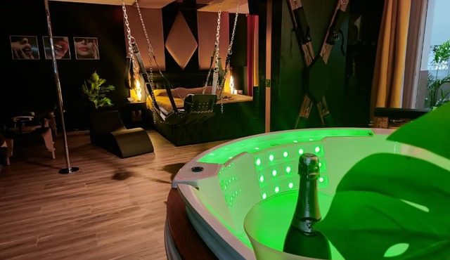 La loveroom bdsm de Nice " la chambre luxe des désirs " in Nice