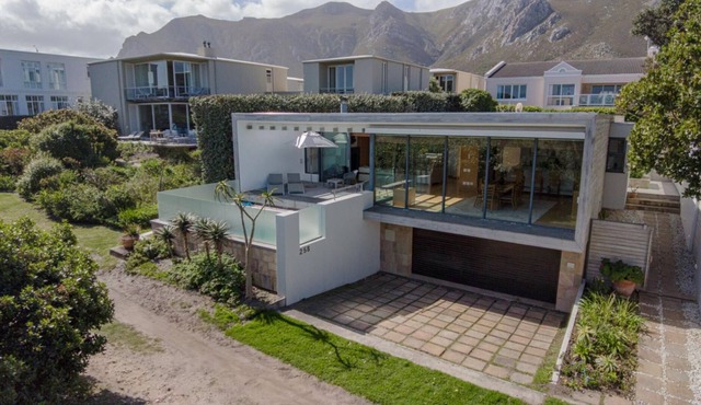 Larch House Seafront Villa @ Grotto beach