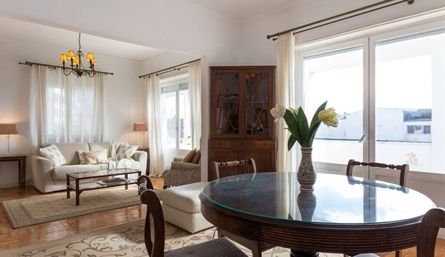 Light and Airy, Every Comfort on the Lisbon Coastline in Carcavelos