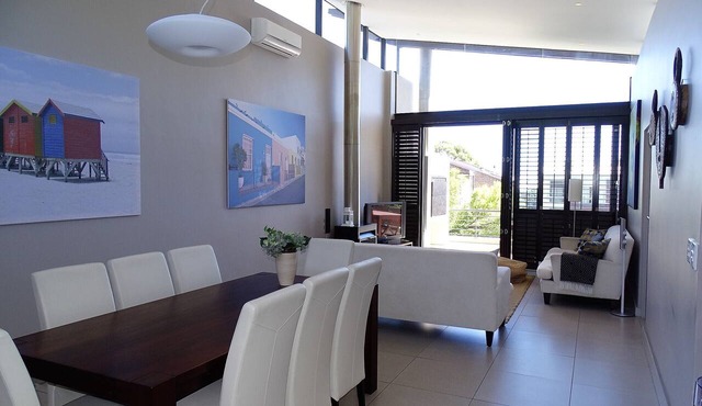 Light&Bright top floor Apartment, a minute's walk to the beach! in Cape Town